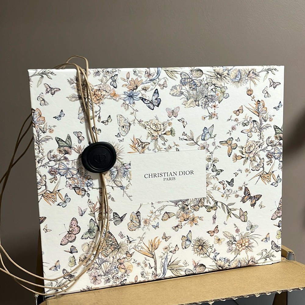 DIOR Collection PRIVEE big butterfly BOX only has a small damage check photos